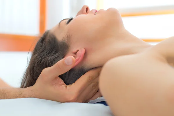 Therapist massaging the neck of woman — Stock Photo, Image