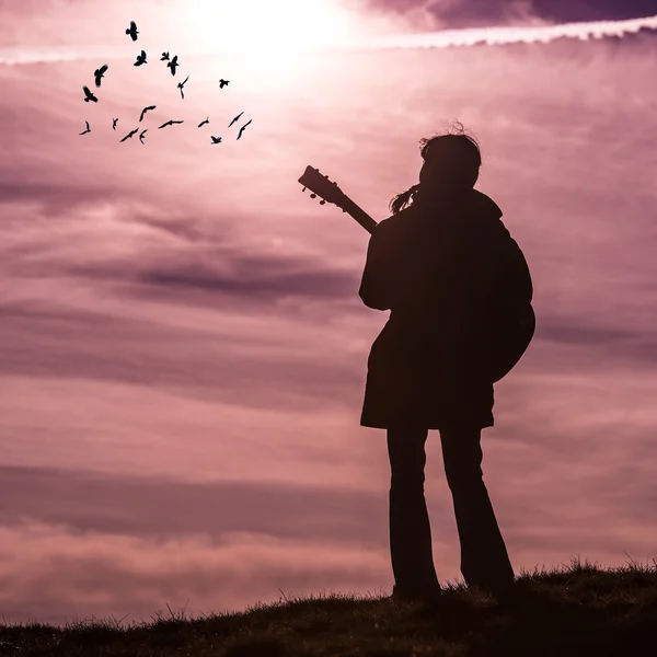 Ragazza con chitarra all'aperto — Foto Stock