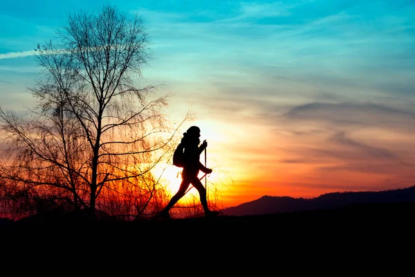 Nordic caminar en las montañas al atardecer — Foto de Stock