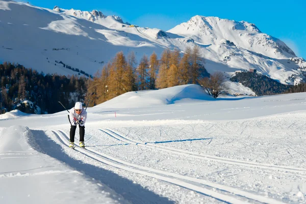 女人练越野滑雪 — 图库照片