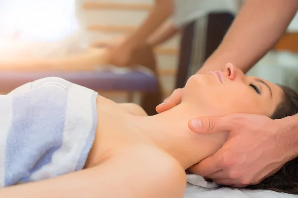 Терапевт масажує шию жінки — стокове фото