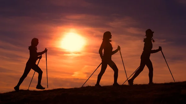 Mulheres fazem caminhada nórdica — Fotografia de Stock