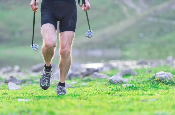 Vor allem auf den Beinen des Menschen, der auf dem Rasen läuft Schuh — Stockfoto