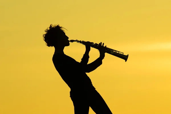 Jeu de silhouette de saxophone sur fond jaune — Photo