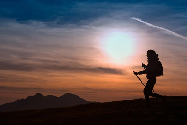 Wandelen in de bergen bij zonsondergang Outdoor avontuur Acti vrouw — Stockfoto