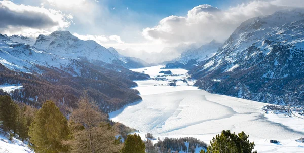 Das Engadiner Tal St. Moritz Schweiz mit zugefrorenen Seen — Stockfoto