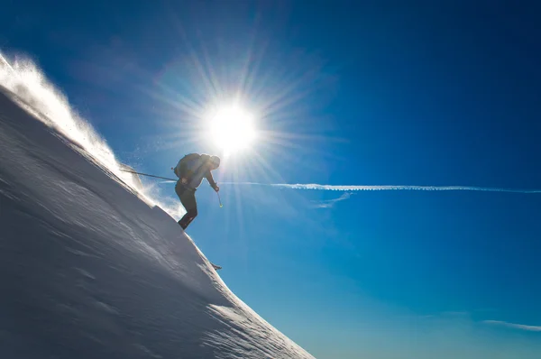 Крос кантрі лижі під час спуску в глибокому снігу — стокове фото