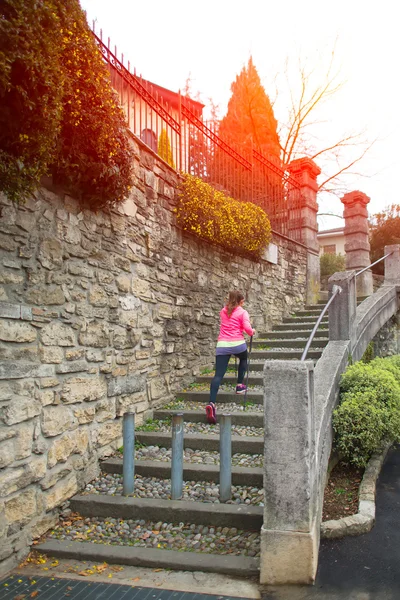 Nordic caminar en una escalera en la ciudad — Foto de Stock