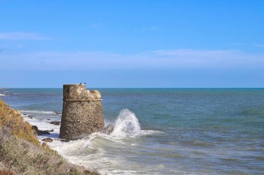 Denizde eski bir kule