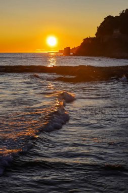 Batan güneş suyu yansıtıyor.