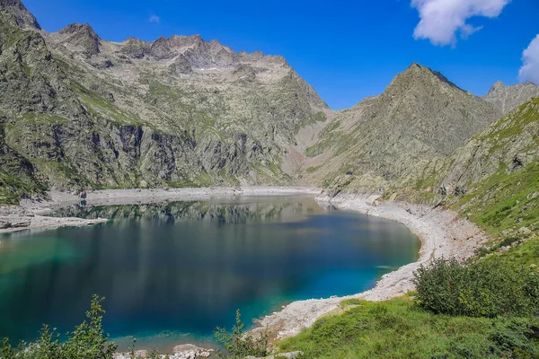清らかな水と山の湖 — ストック写真