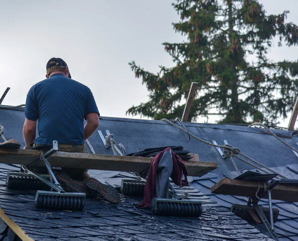 İşçi reapiring çatı