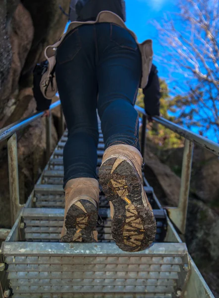 Chica sube la escalera de hierro — Foto de Stock