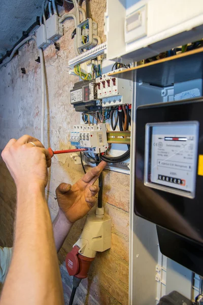 Electricista trabajando en panel eléctrico — Foto de Stock