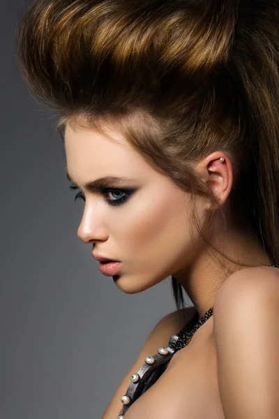 Beauty portrait of young glamorous woman with fashion hairdo — Stock Photo, Image