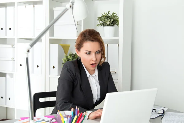 Porträtt av förvånad affärskvinna tittar på laptop skärm — Stockfoto