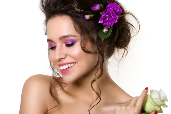 Retrato de joven hermosa mujer sosteniendo rosa blanca con viole — Foto de Stock