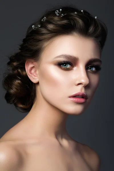 Portrait of young beautiful woman with bridal makeup and coiffur — Stock Photo, Image