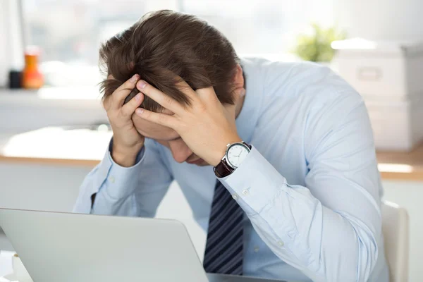 Empresário cansado sentado no escritório — Fotografia de Stock