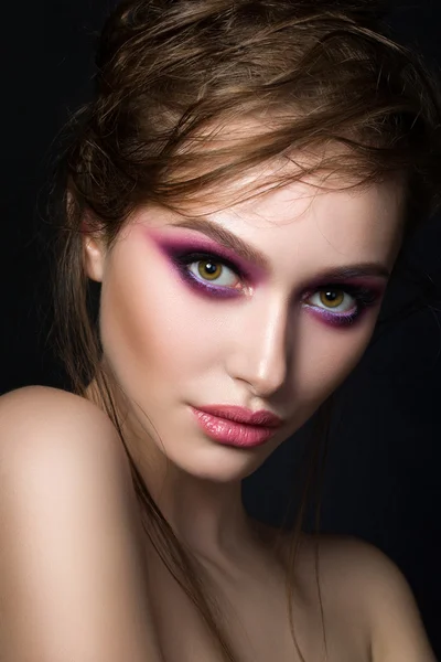 Retrato de close-up de jovem mulher bonita com fumaça rosa brilhante — Fotografia de Stock