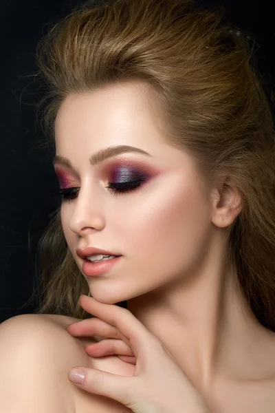 Primer plano retrato de joven hermosa mujer con maquillaje de moda —  Fotos de Stock