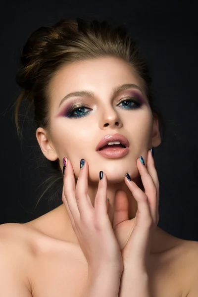 Retrato de una joven hermosa mujer con ojos azules —  Fotos de Stock