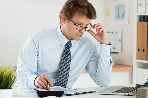 Retrato de trabalhador de escritório ajustando seus óculos — Fotografia de Stock