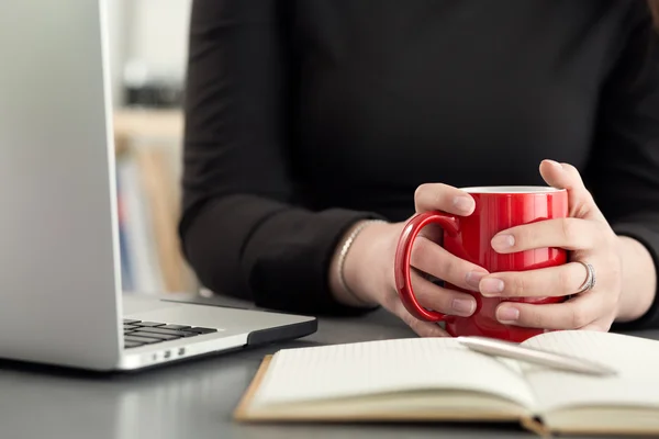 在办公室喝上午茶或咖啡的女性设计师 — 图库照片
