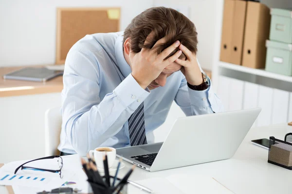 Müder Geschäftsmann sitzt im Büro — Stockfoto