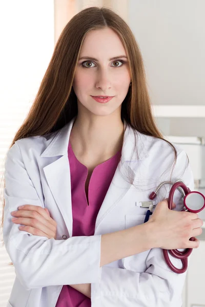 Retrato del médico terapeuta de medicina femenina de pie con ha — Foto de Stock