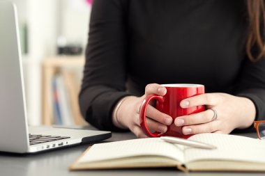 Ofiste sabah çay veya kahve içme kadın tasarımcılar