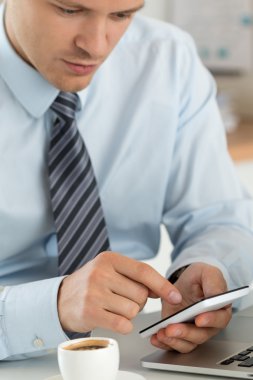 Akıllı telefon holding işadamı eller görünümünü kapat