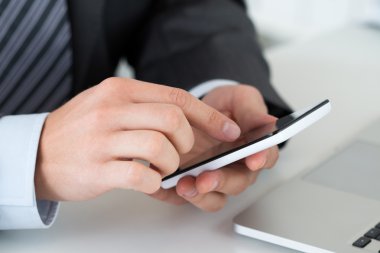 Akıllı telefon holding işadamı eller görünümünü kapat
