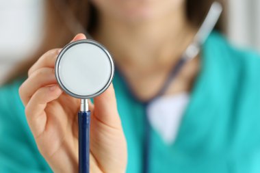 Kadın doktor stetoskop kafa tutan portresi