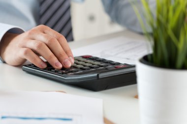 Erkek muhasebeci veya bankacı hesaplama yakın çekim 