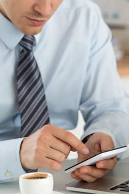 Akıllı telefon holding işadamı eller görünümünü kapat