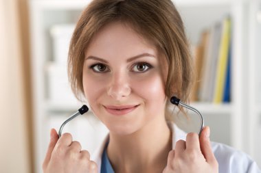 Kadın tıp doktor stetoskop üzerinde koyar