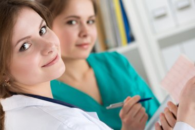 Onların ofisinde çalışan iki güzel kadın tıp doktor