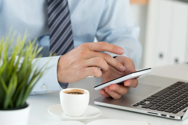 Close up view of businessman hands holding smart phone — Stock Photo, Image