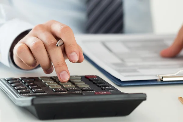 Close-up van mannelijke accountant maken van berekeningen — Stockfoto