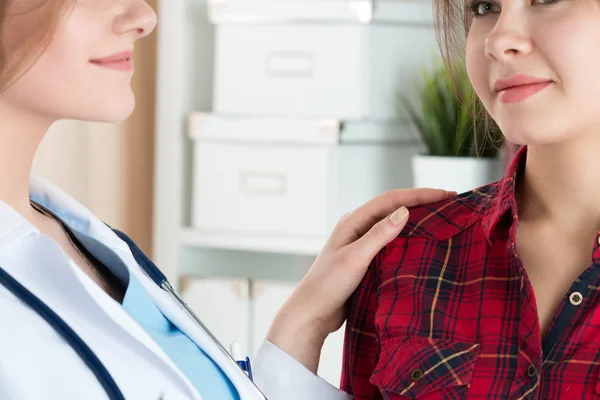 Amistosa mujer médico tocando paciente hombro para encourageme — Foto de Stock