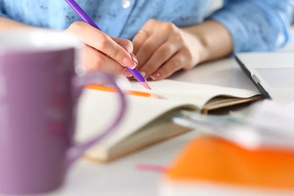 Студентка или дизайнер держит карандаш и делает наброски — стоковое фото