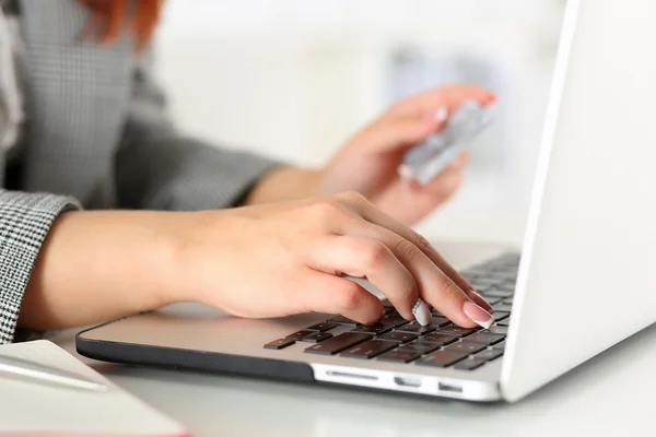 Close up view of businesswoman hands holding credit card — Stock Photo, Image