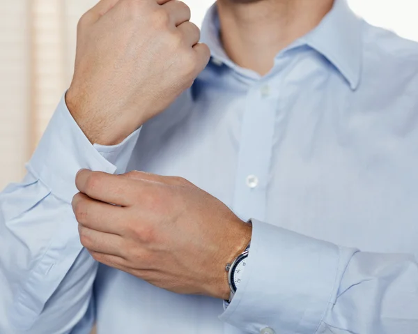 Man fastens his cuff links close-up — Zdjęcie stockowe