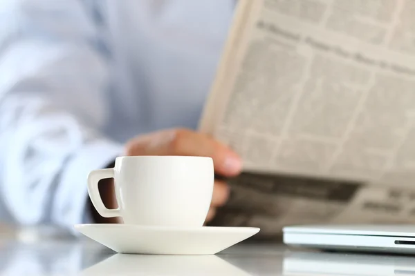 Kopje koffie in de ochtend met zakenman op de achtergrond — Stockfoto