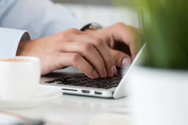 Närbild syn på affärsman händer som arbetar på laptop — Stockfoto