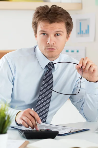 Retrato do contabilista ou do inspetor financeiro que detém o seu glasse — Fotografia de Stock