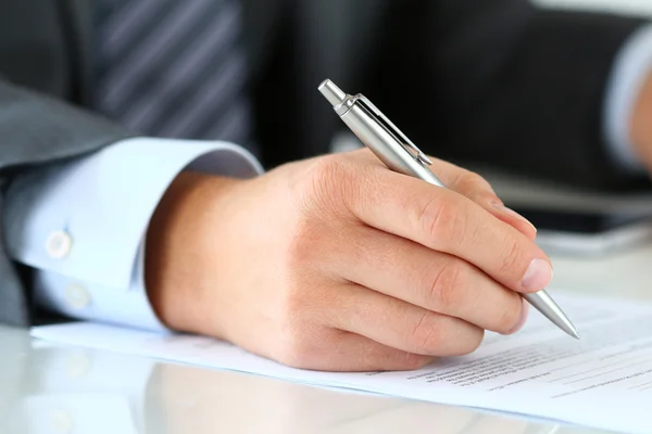 Zbliżenie biznesmen ręce podpisywania dokumentów — Zdjęcie stockowe