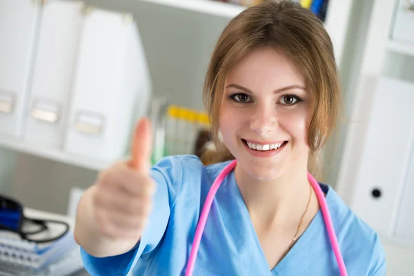 Medico di medicina femminile mostrando segno ok con pollice in su — Foto Stock