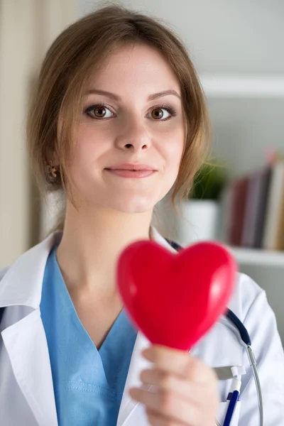 Médico femenino en las manos corazón rojo — Foto de Stock